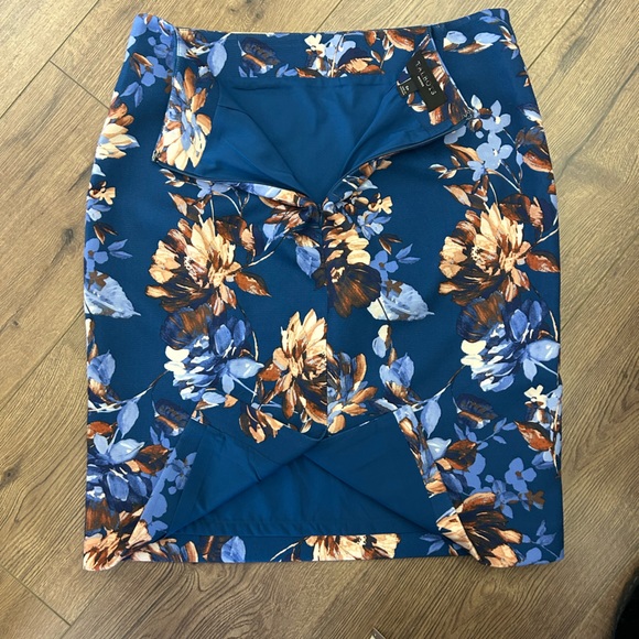 TALBOTS BLUE FLORAL PENCIL SKIRT IN SIZE 6p - Picture 8 of 9